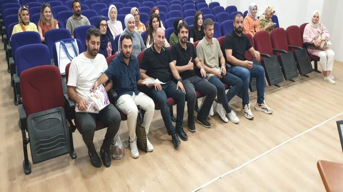 Okulumuz öğretmenlerinden Merve ÇOLAKSEL Harezmi Eğitim Modeli ile ilgili öğretmenlerimize sunum yaptı.